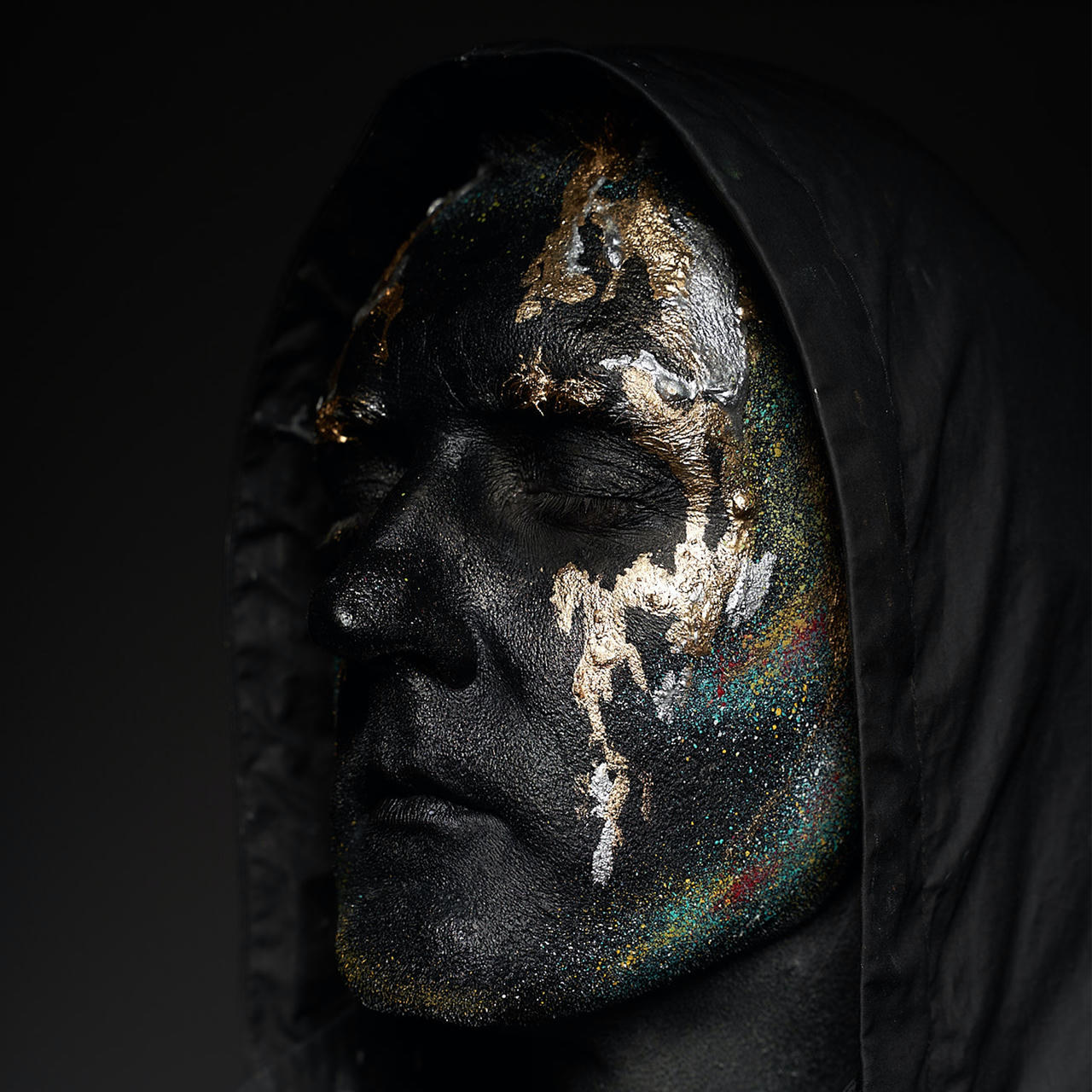 Photo by Ivan Siarbolin from Pexels: www.pexels.com/photo/black-and-gold-face-paint-3695801/